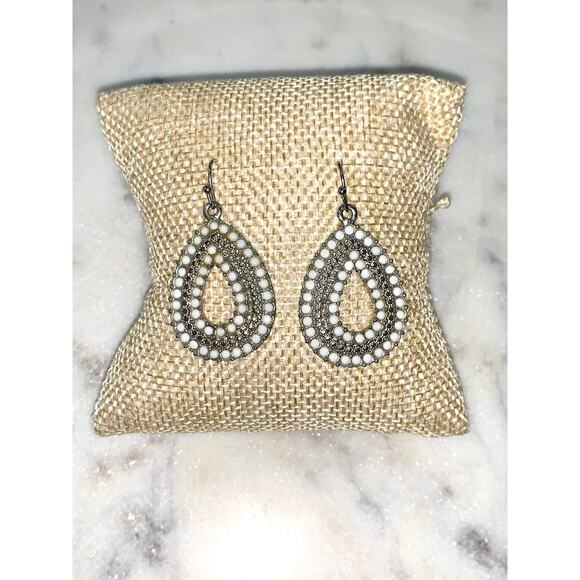 Silver Tone White Beaded Oval Teardrop Dangle Drop Earrings EUC - Picture 2 of 8